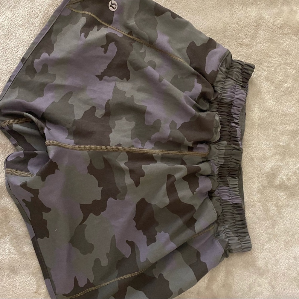 Lululemon- Hotty Hot Low-Rise Lined Short 4”